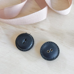 Vintage "leather" button -...