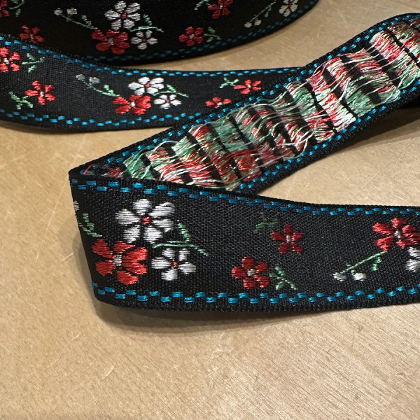 Broderet bånd med blomster...