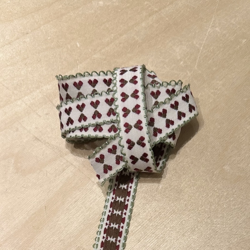 Broderet bånd med grafisk...