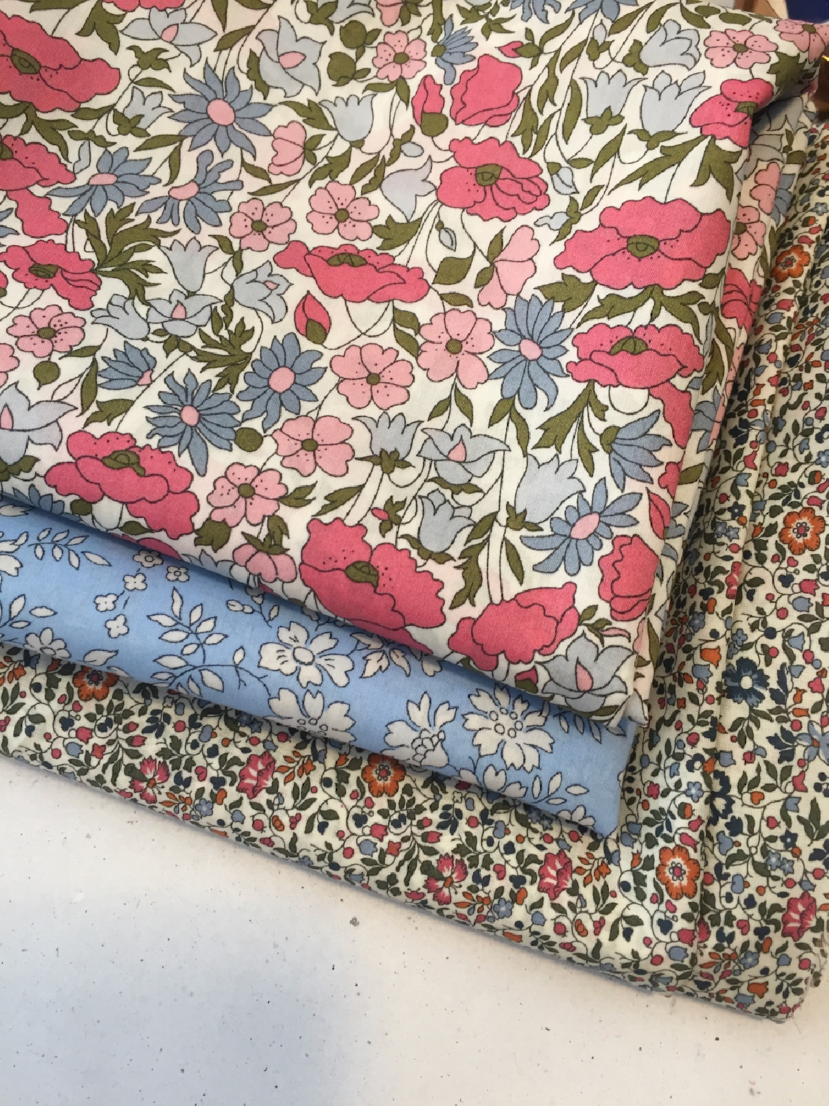 Køb Liberty Poppy & Daisy her - autoriseret Liberty Fabrics forhandler