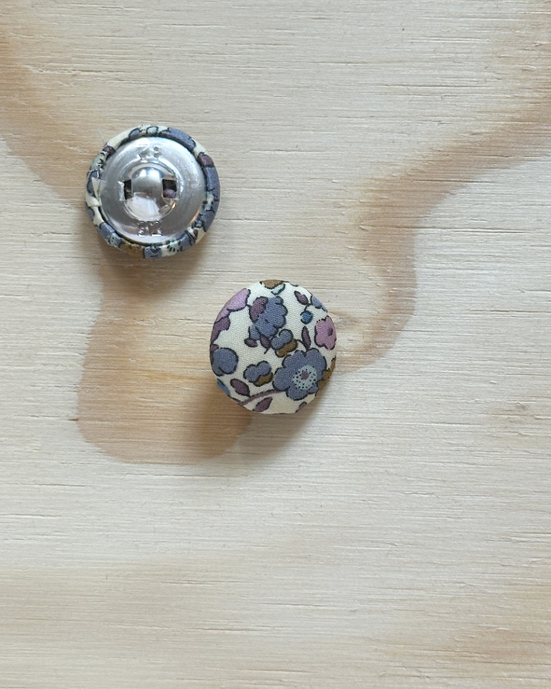 Stofbetrukken knap med...