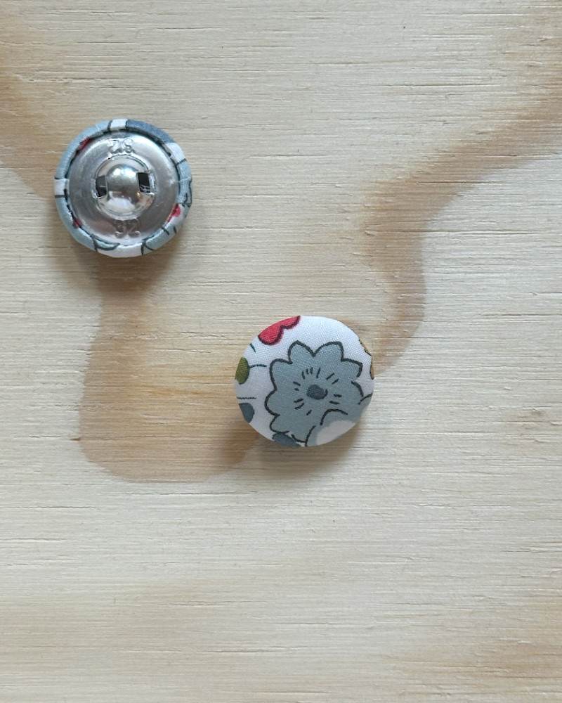 Stofbetrukken knap med...