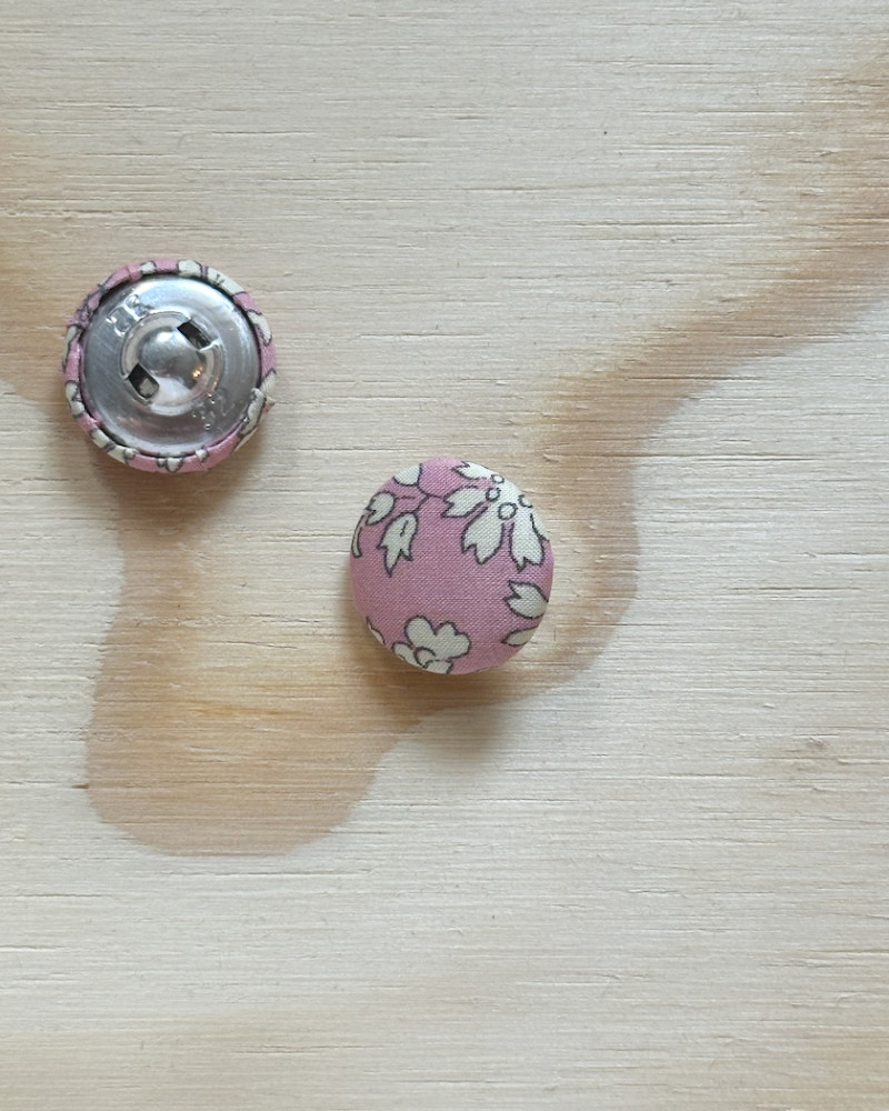 Stofbetrukken knap med...