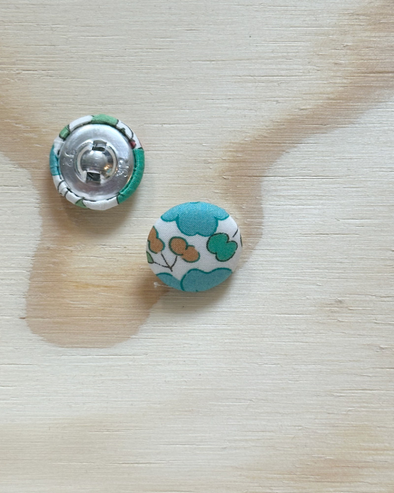 Stofbetrukken knap med...