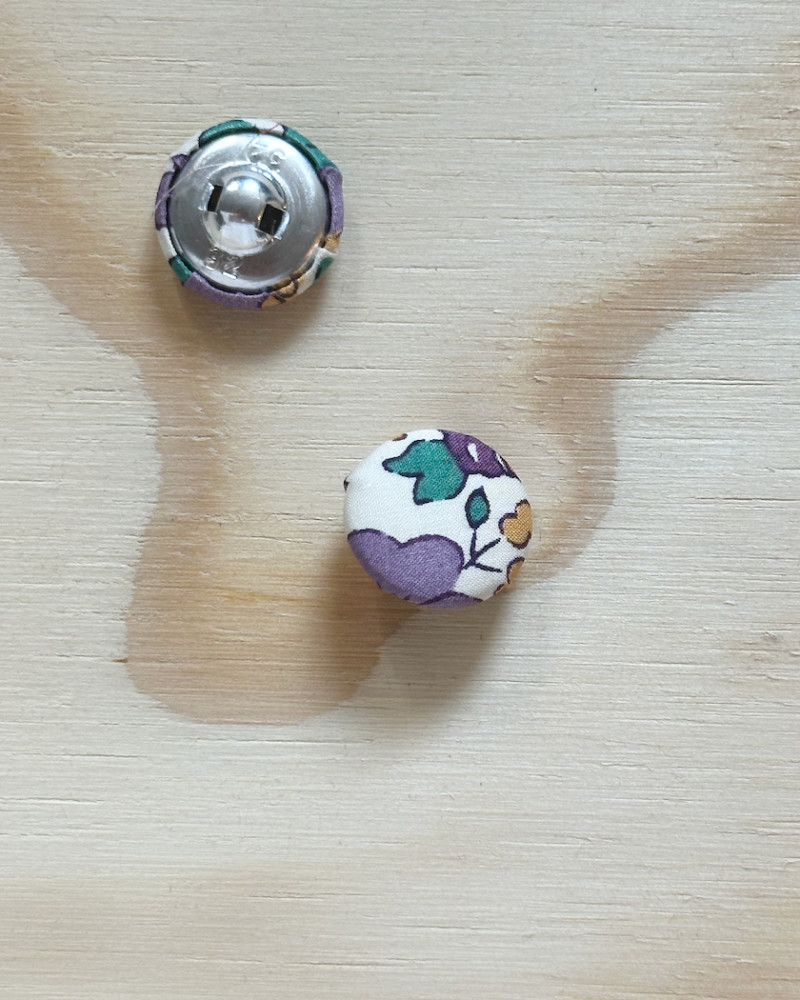 Stofbetrukken knap med...