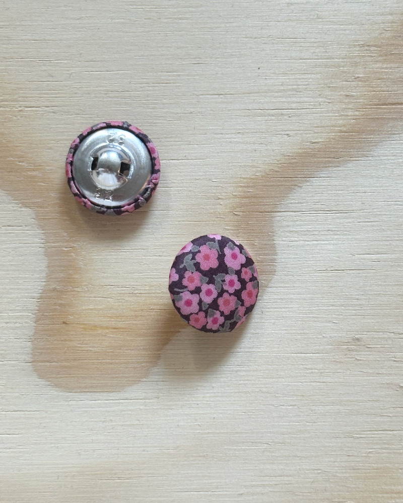 Stofbetrukken knap med...