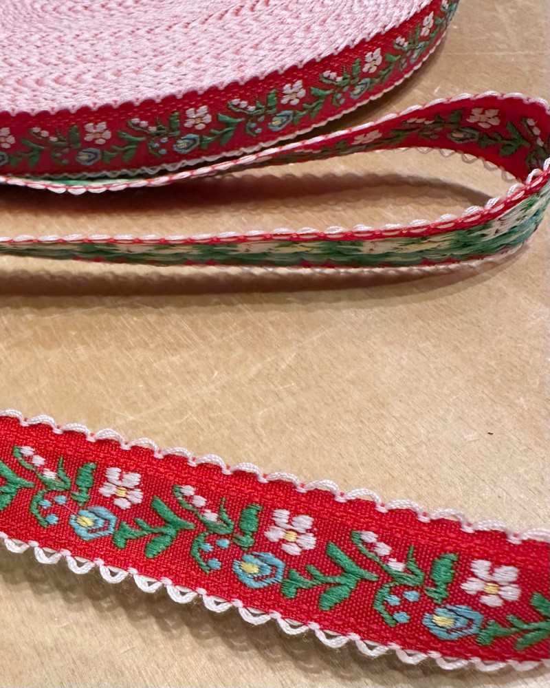 Broderet bånd 2 cm - rød...