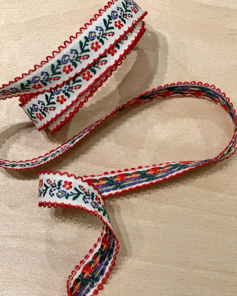 Broderet bånd med blomster...