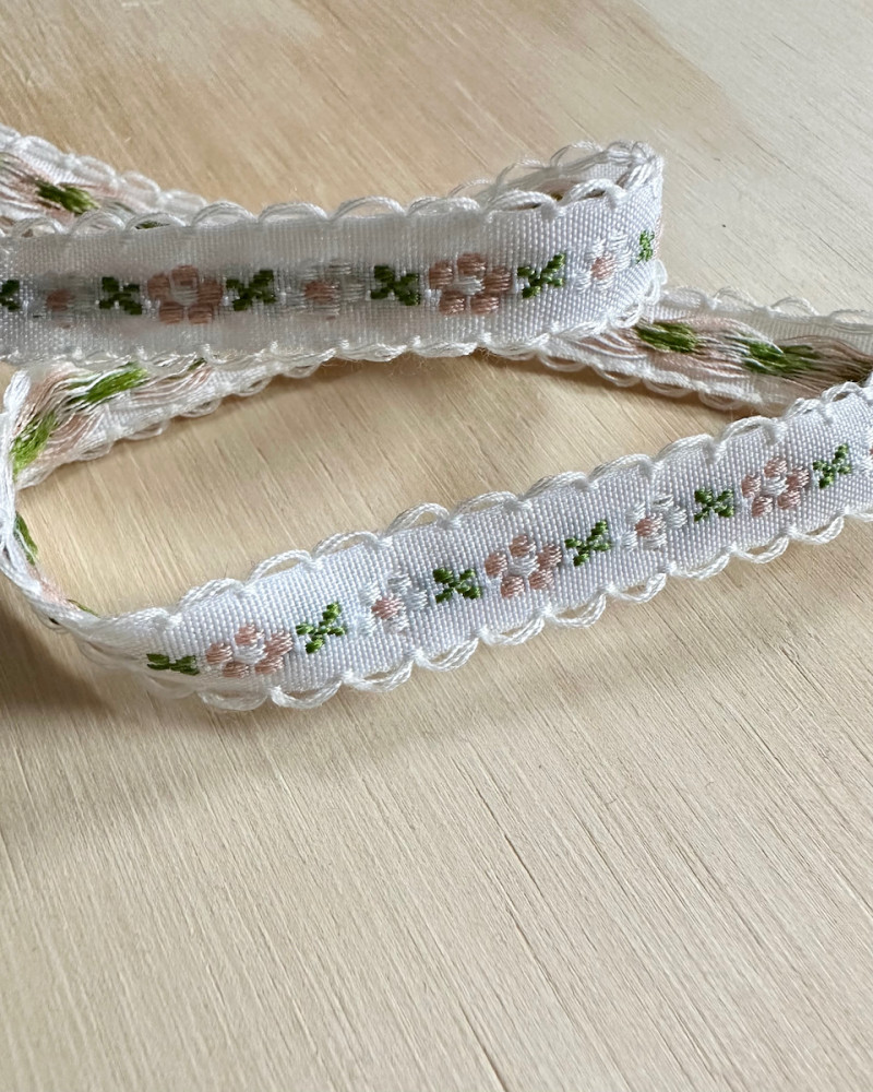 Broderet bånd med blomster...