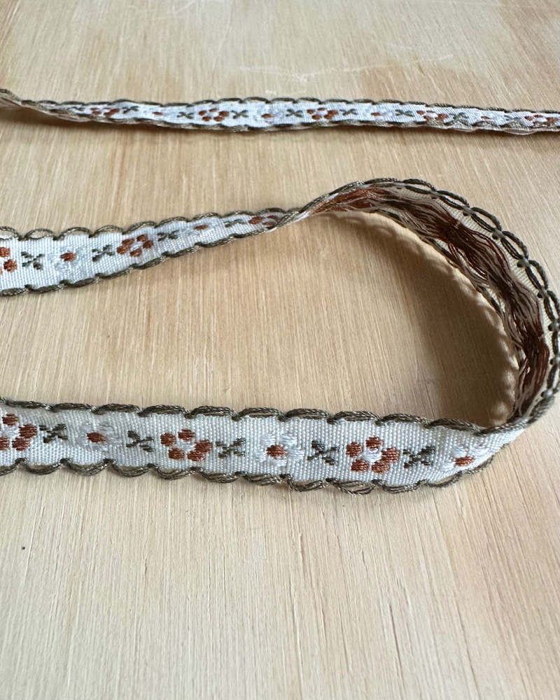 Broderet bånd med blomster...