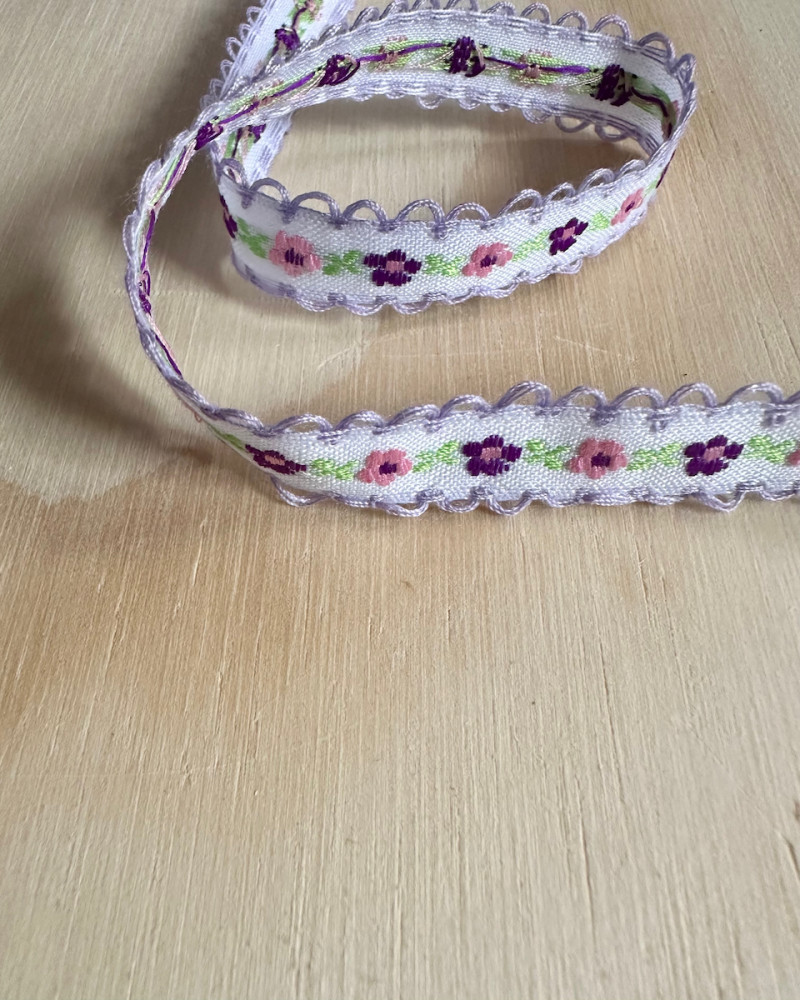 Broderet bånd med blomster...