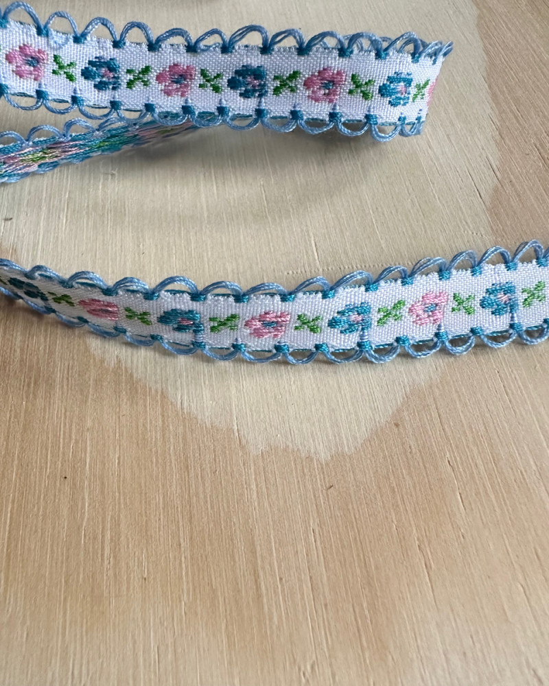 Broderet bånd med blomster...