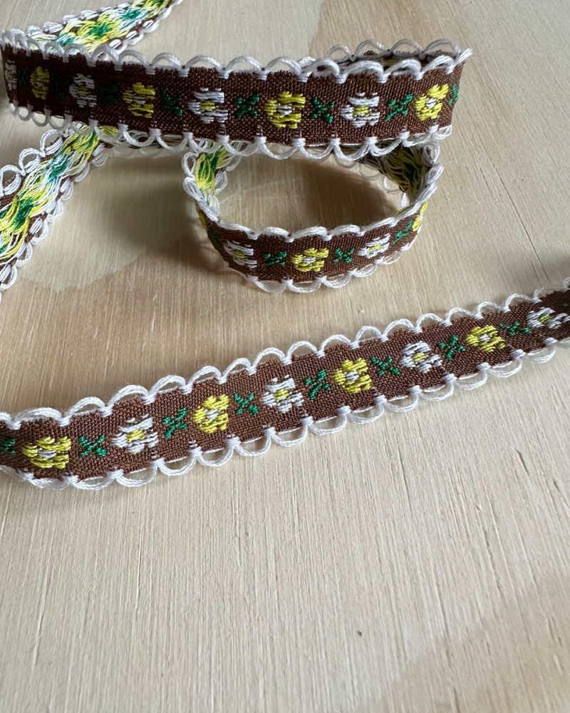 Broderet bånd med blomster...