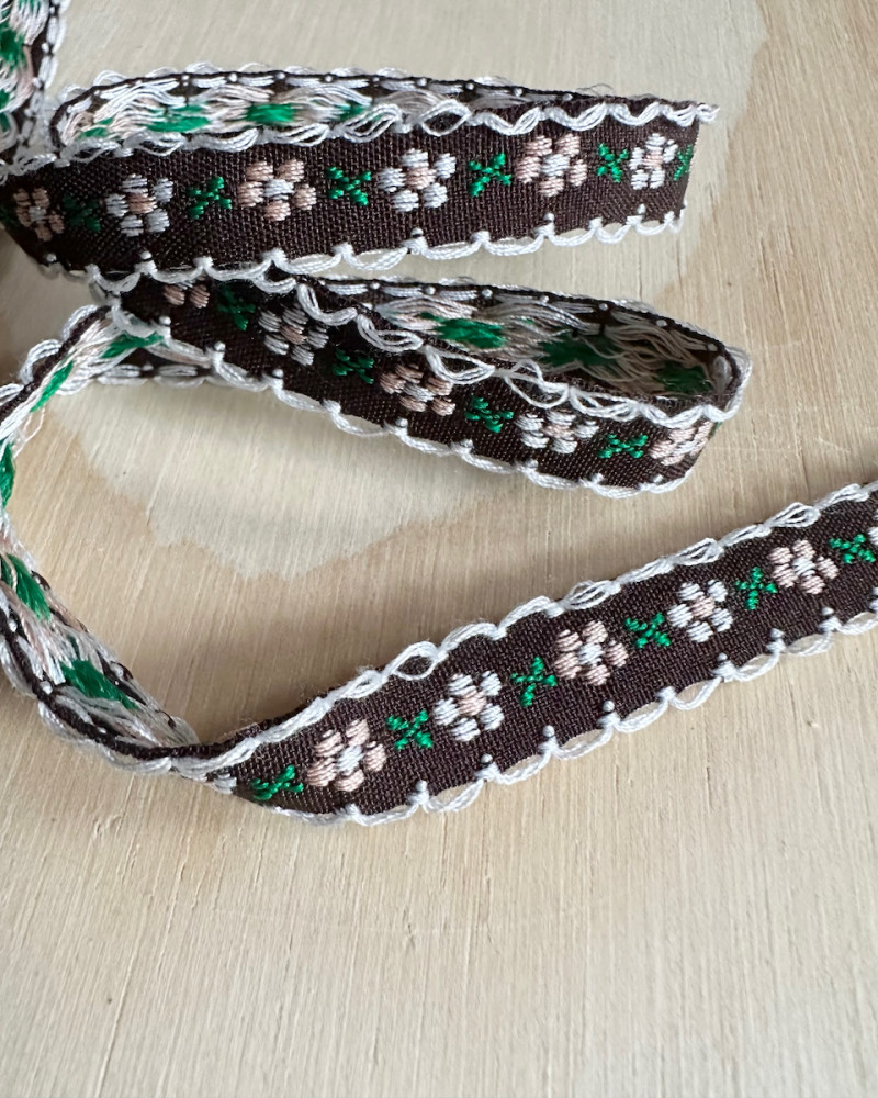 Broderet bånd med blomster...