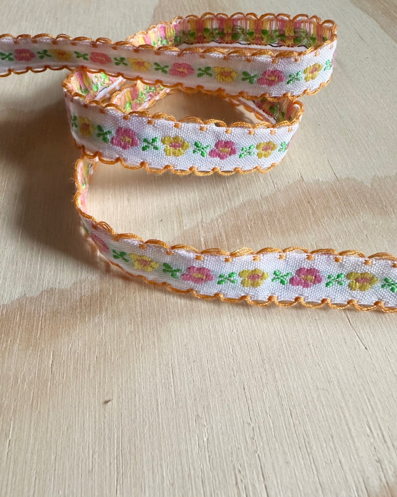 Broderet bånd med blomster...