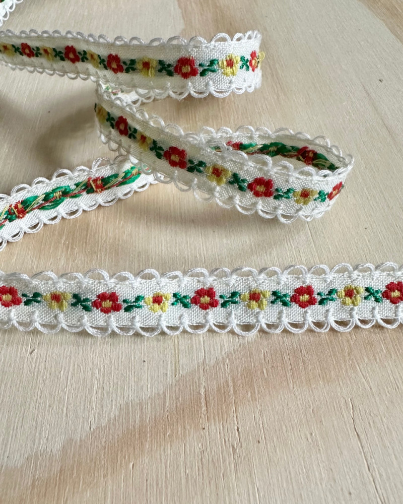 Broderet bånd med blomster...
