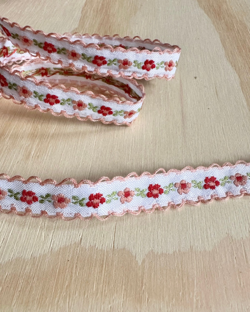 Broderet bånd med blomster...