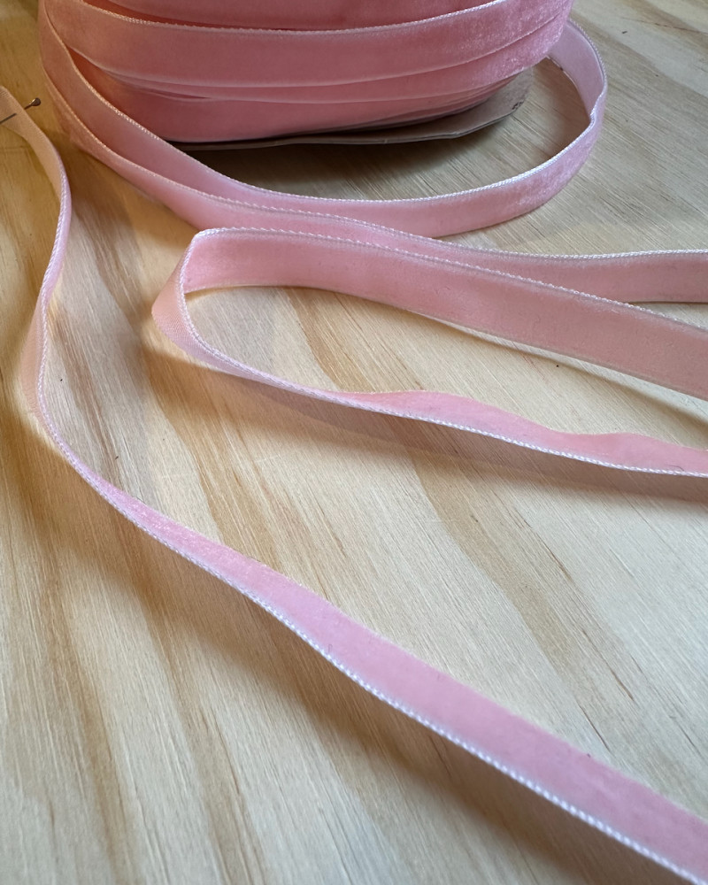 Velourbånd 1 cm bred - lyserød