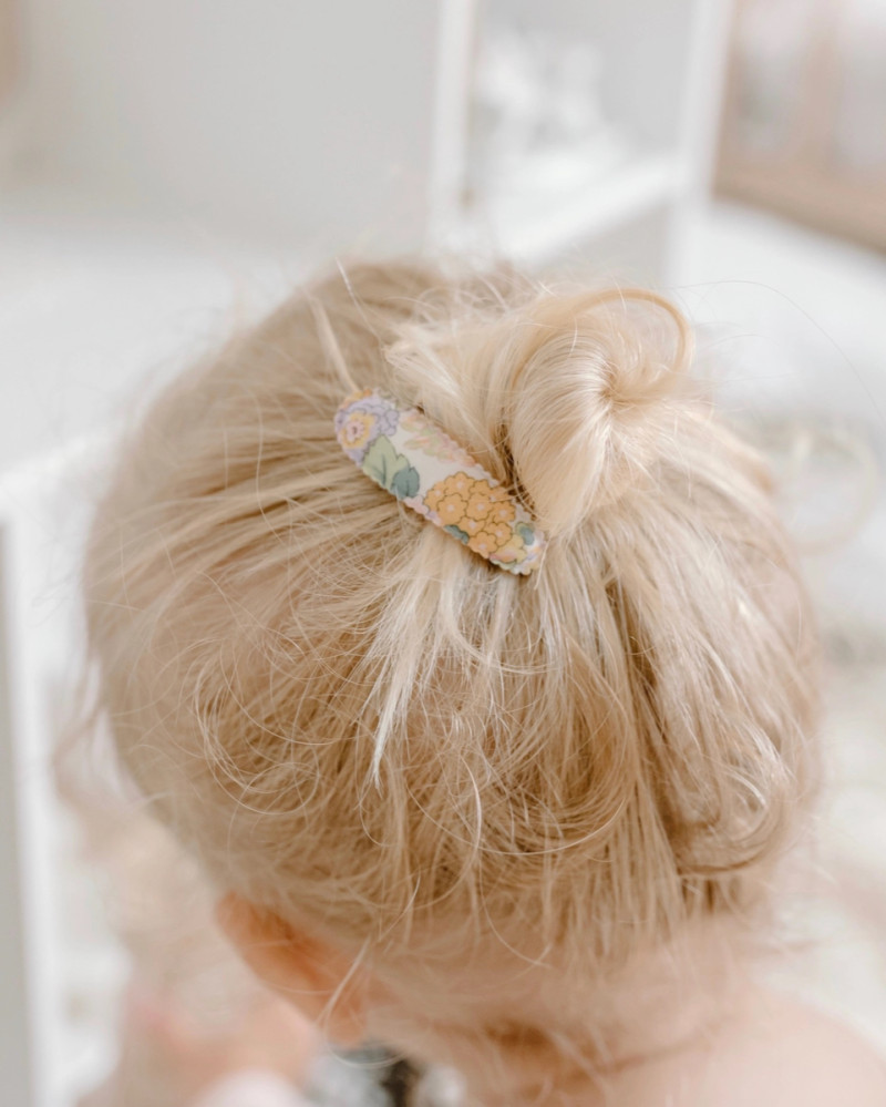 2 small hairclips with...