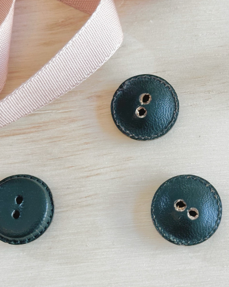 Vintage "leather" button -...