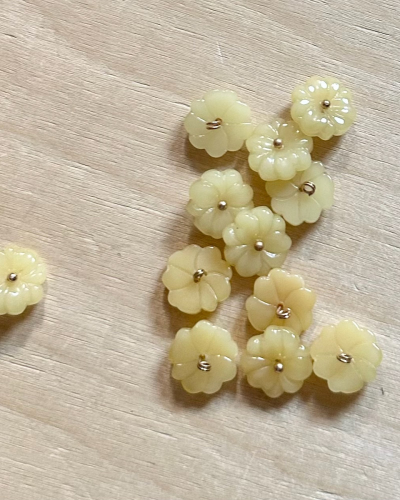 Knap resin blomst 11 mm - gul