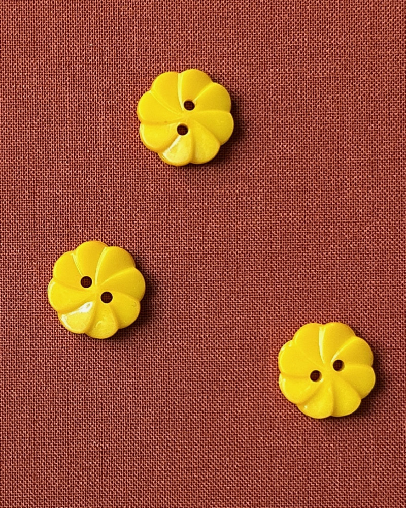 Button plastic flower shape...