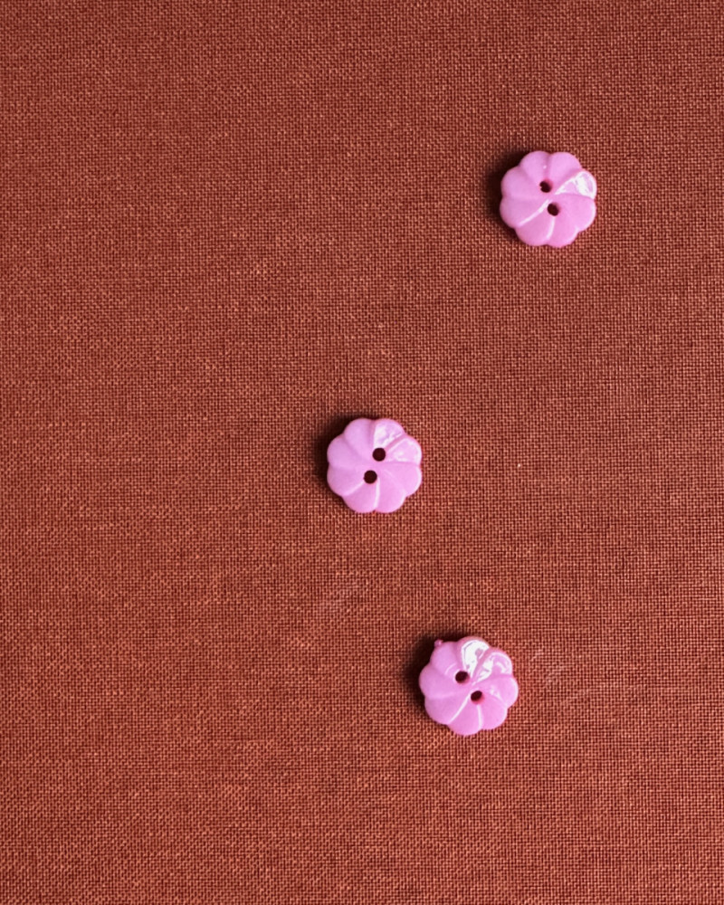 Button plastic flower shape...